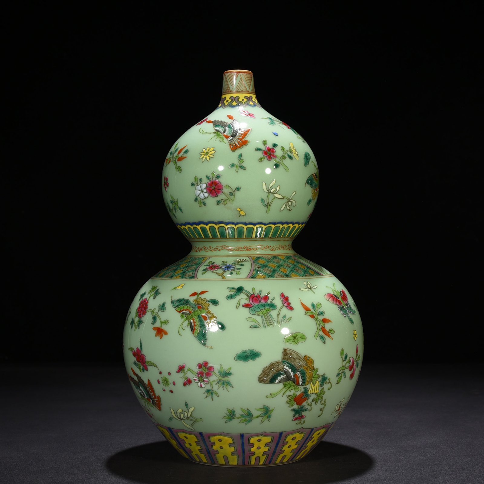 Qing Dynasty Qianlong bean green glaze pastel butterfly love gourd vase