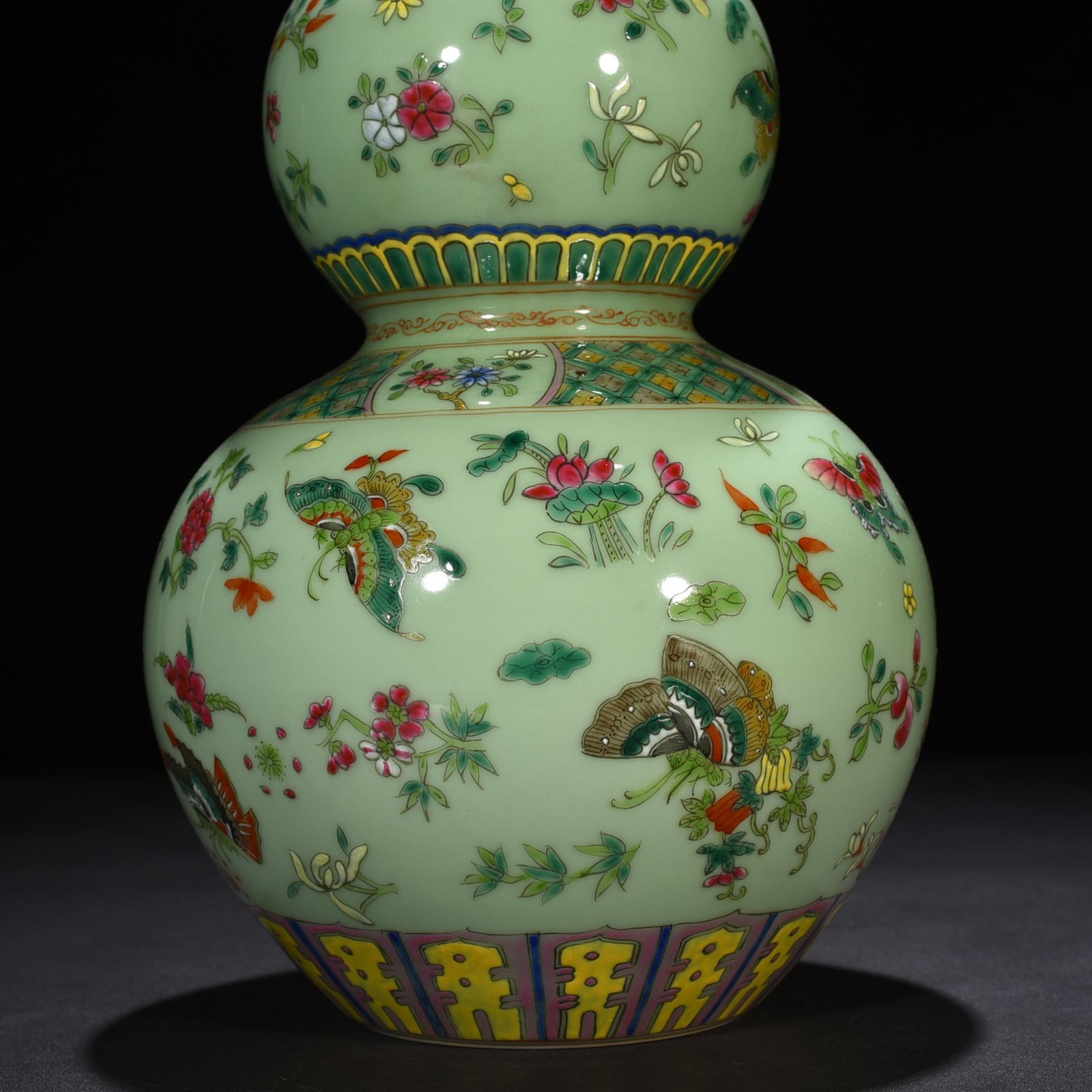 Qing Dynasty Qianlong bean green glaze pastel butterfly love gourd vase