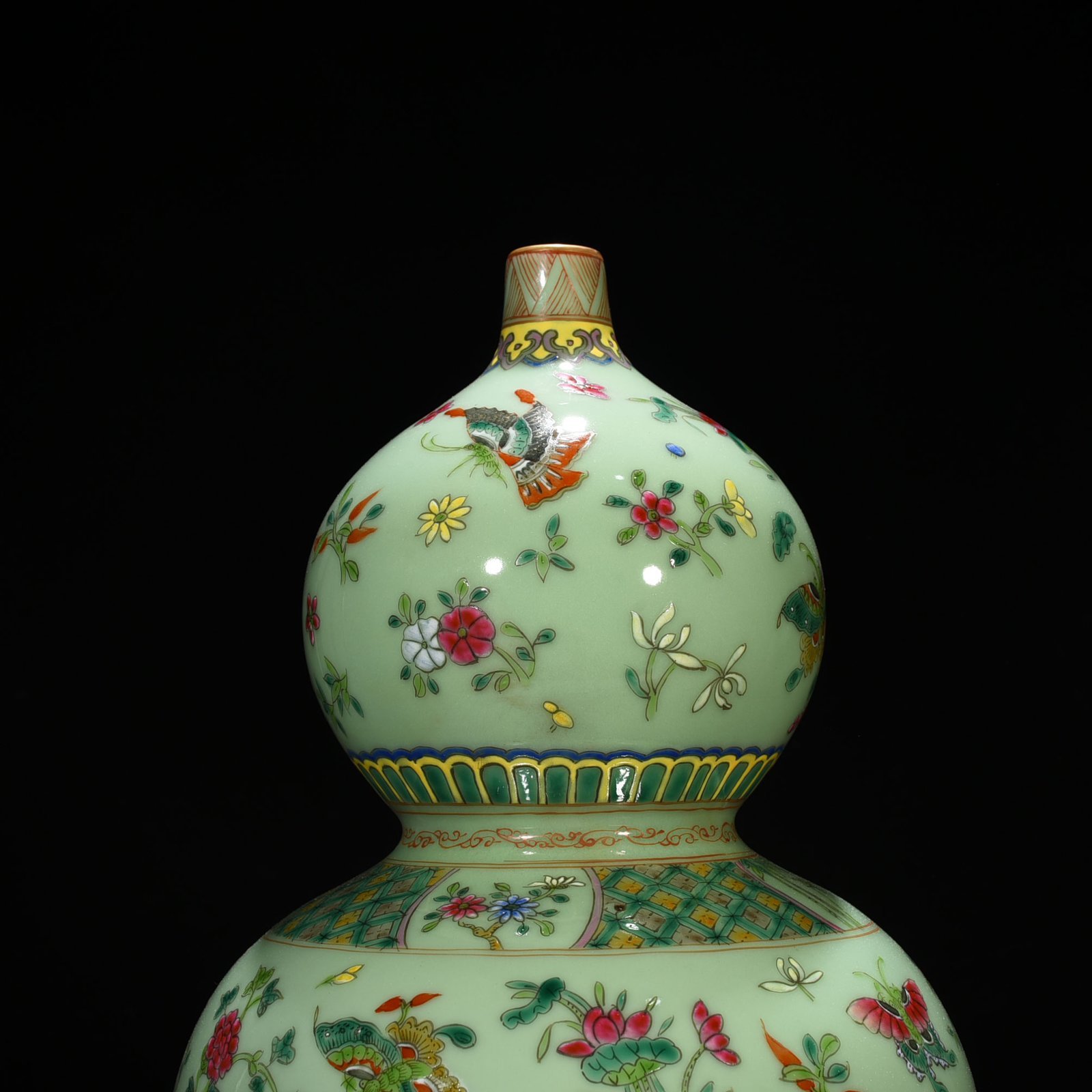 Qing Dynasty Qianlong bean green glaze pastel butterfly love gourd vase