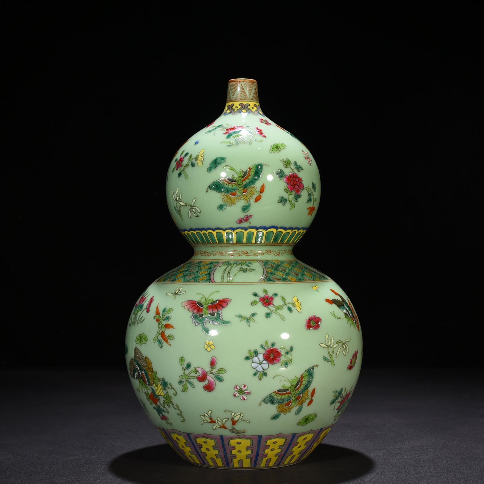 Qing Dynasty Qianlong bean green glaze pastel butterfly love gourd vase