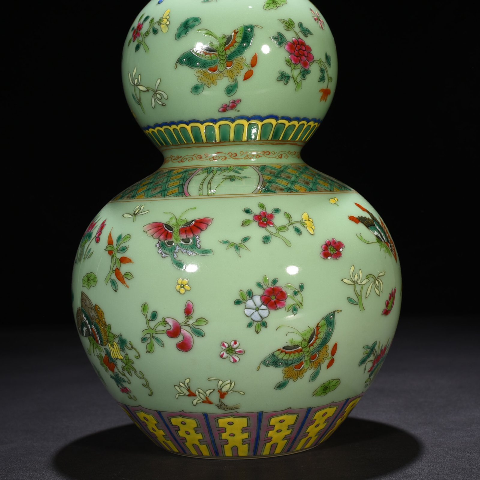 Qing Dynasty Qianlong bean green glaze pastel butterfly love gourd vase