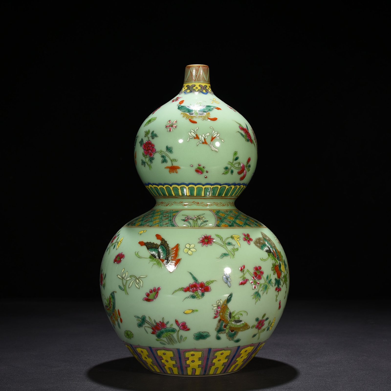 Qing Dynasty Qianlong bean green glaze pastel butterfly love gourd vase