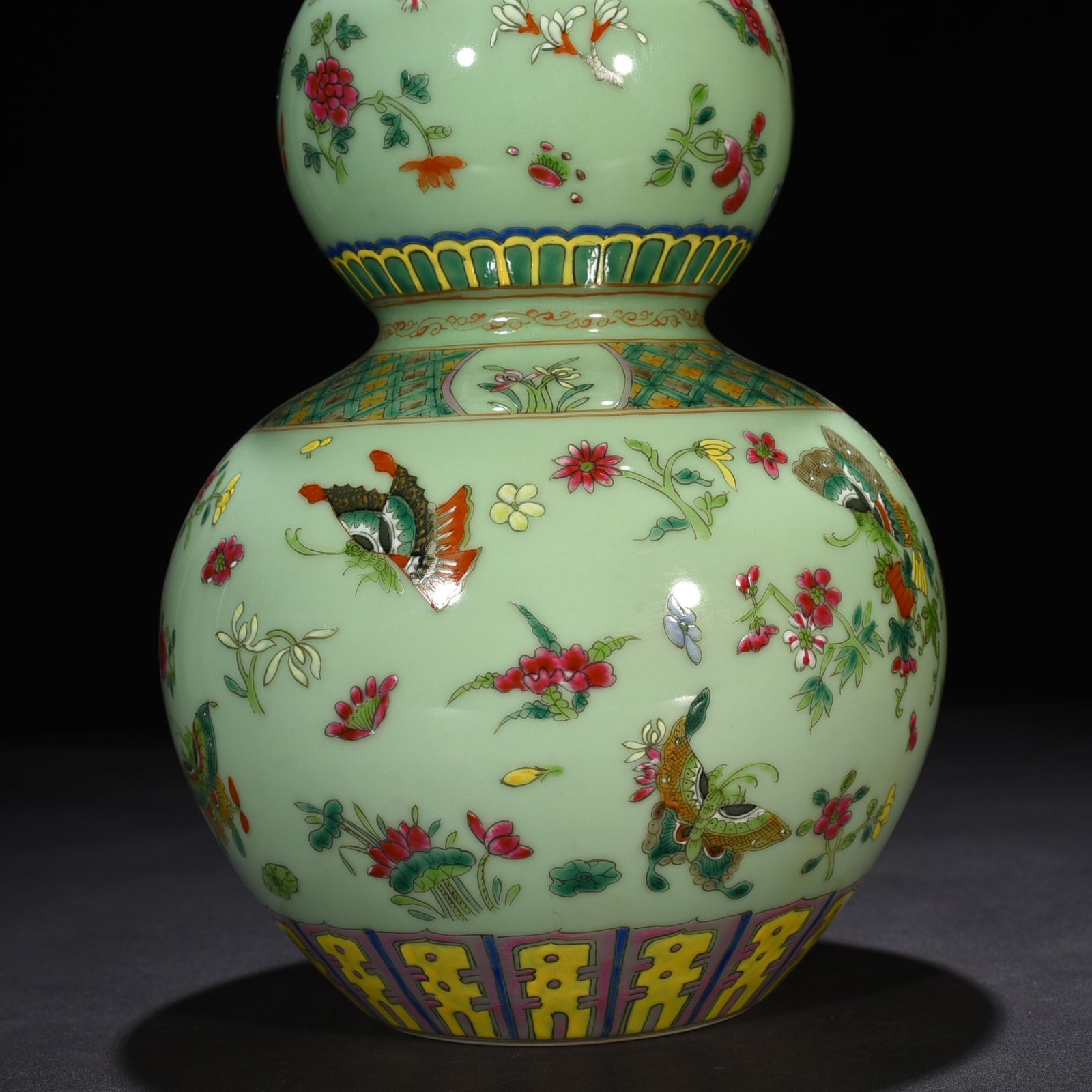 Qing Dynasty Qianlong bean green glaze pastel butterfly love gourd vase
