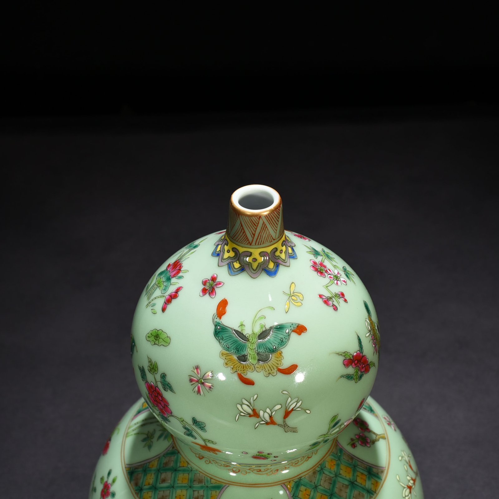 Qing Dynasty Qianlong bean green glaze pastel butterfly love gourd vase