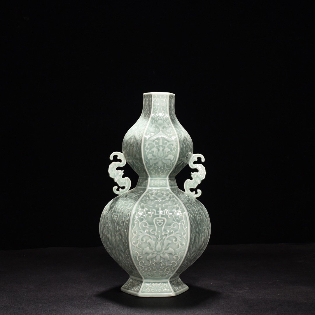 Qing Dynasty Qianlong bean green glaze hexagonal gourd vase