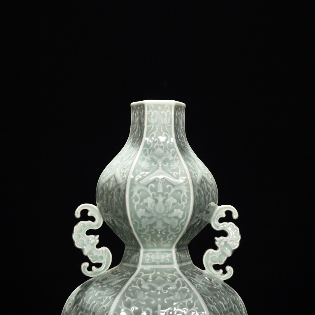 Qing Dynasty Qianlong bean green glaze hexagonal gourd vase