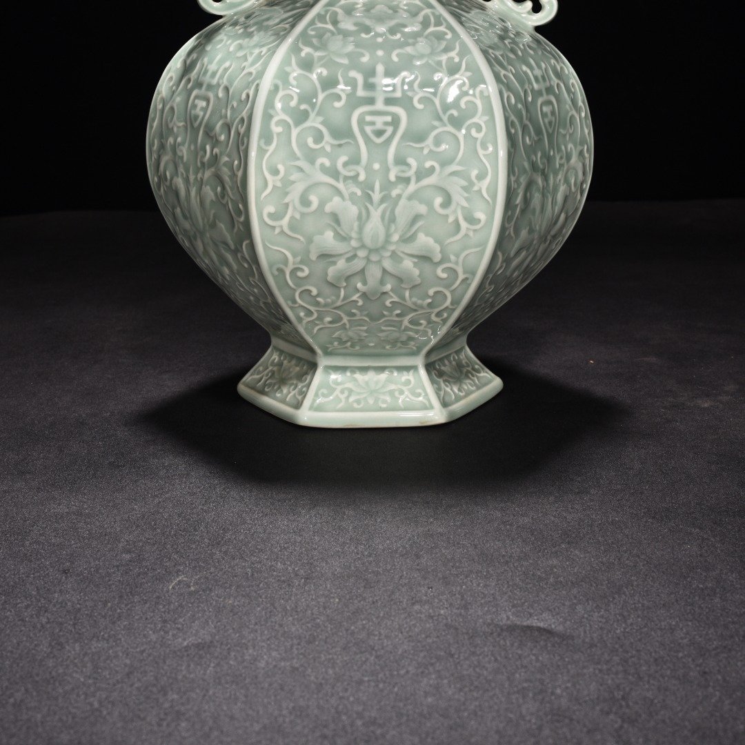 Qing Dynasty Qianlong bean green glaze hexagonal gourd vase
