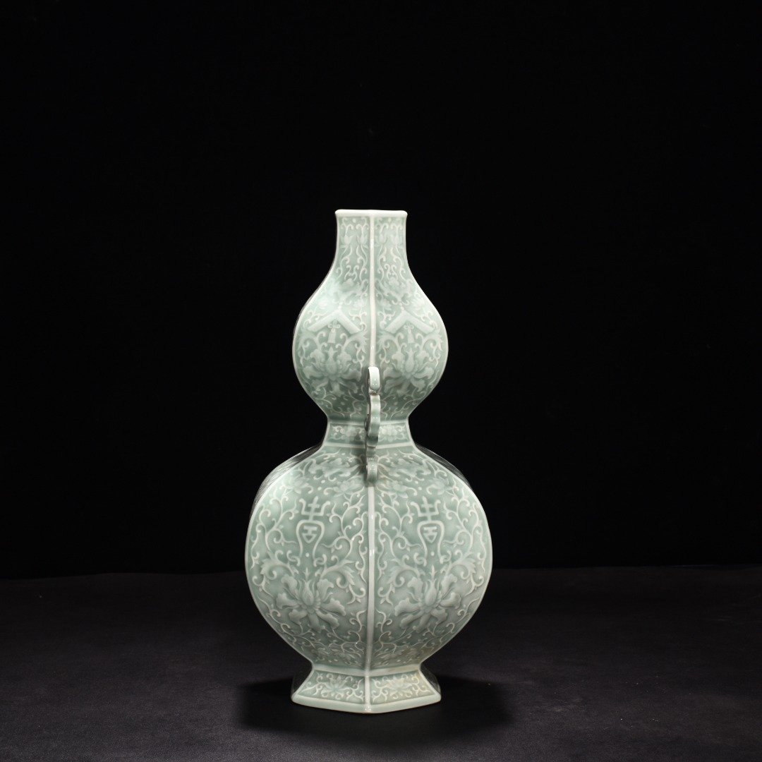 Qing Dynasty Qianlong bean green glaze hexagonal gourd vase