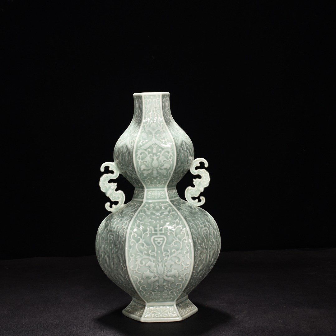 Qing Dynasty Qianlong bean green glaze hexagonal gourd vase