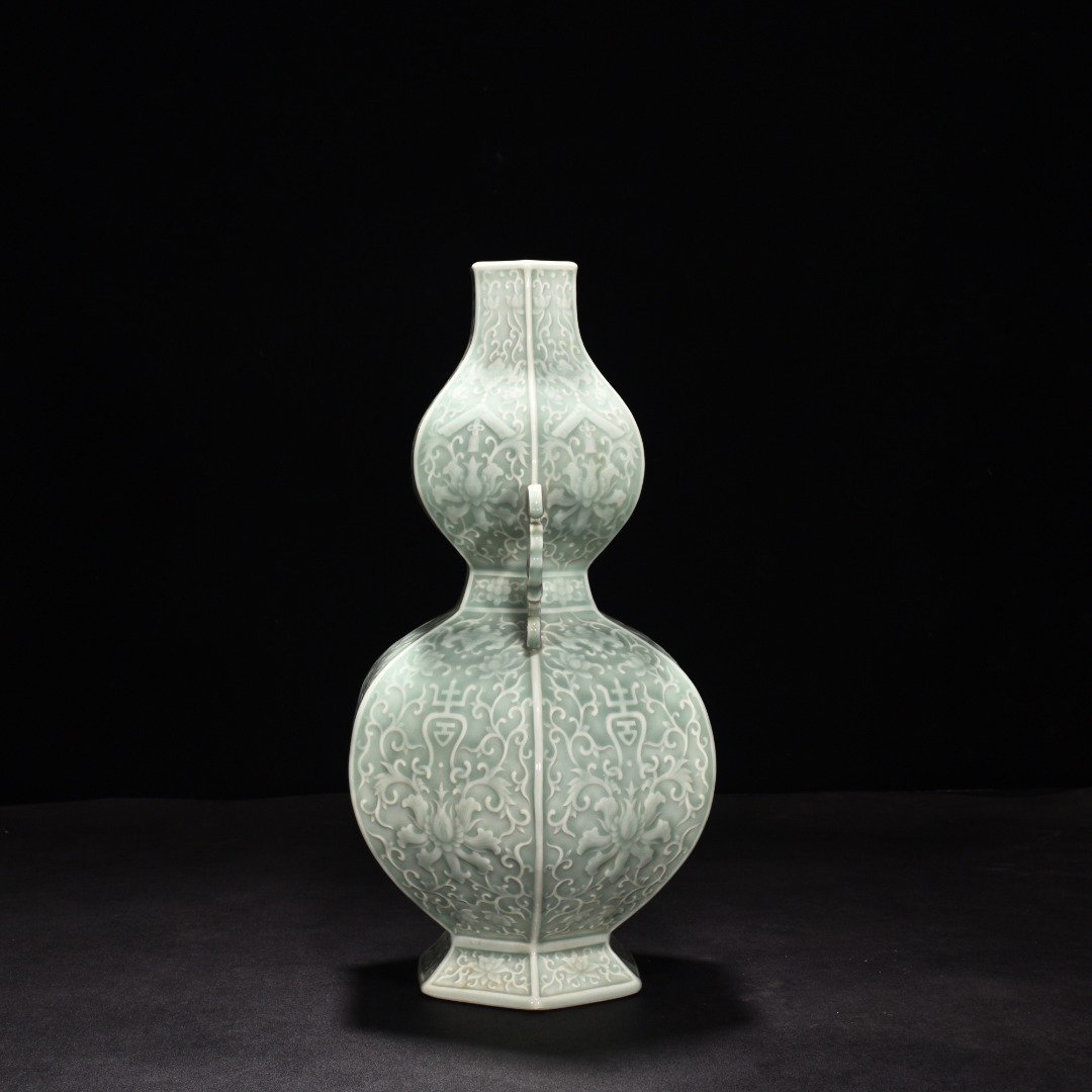 Qing Dynasty Qianlong bean green glaze hexagonal gourd vase