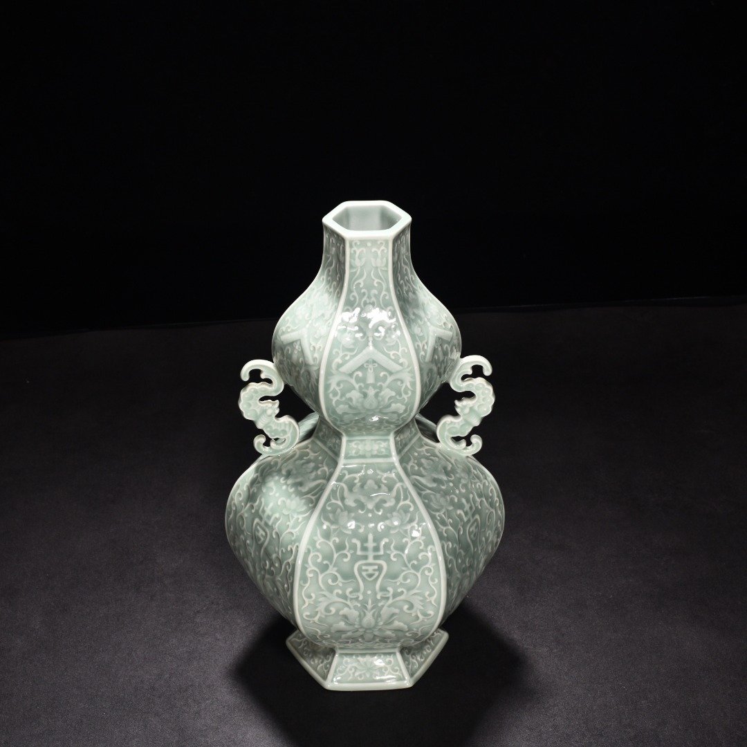 Qing Dynasty Qianlong bean green glaze hexagonal gourd vase