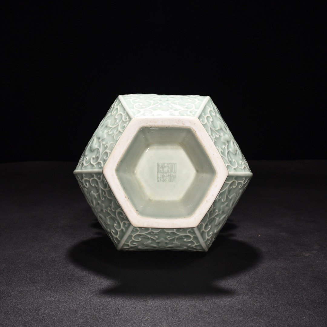 Qing Dynasty Qianlong bean green glaze hexagonal gourd vase