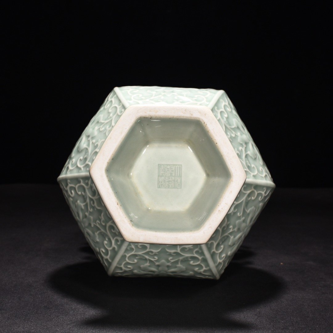 Qing Dynasty Qianlong bean green glaze hexagonal gourd vase