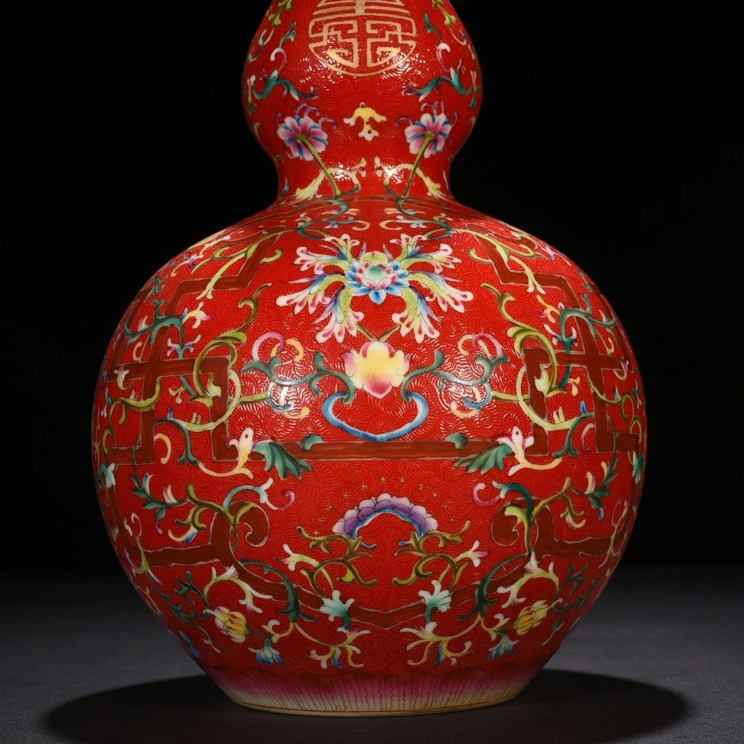 Qing Dynasty Qianlong rolling red ground pastel gourd vase