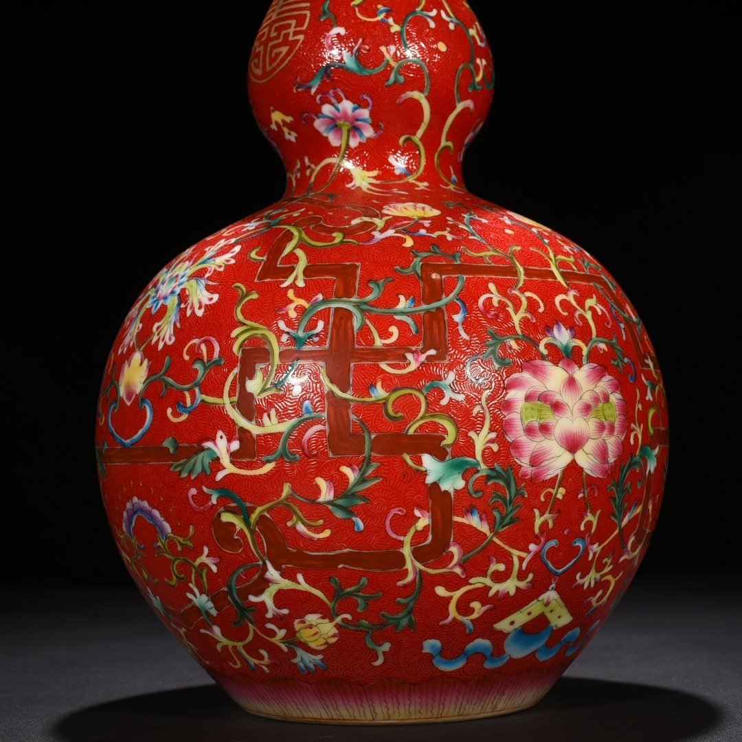 Qing Dynasty Qianlong rolling red ground pastel gourd vase