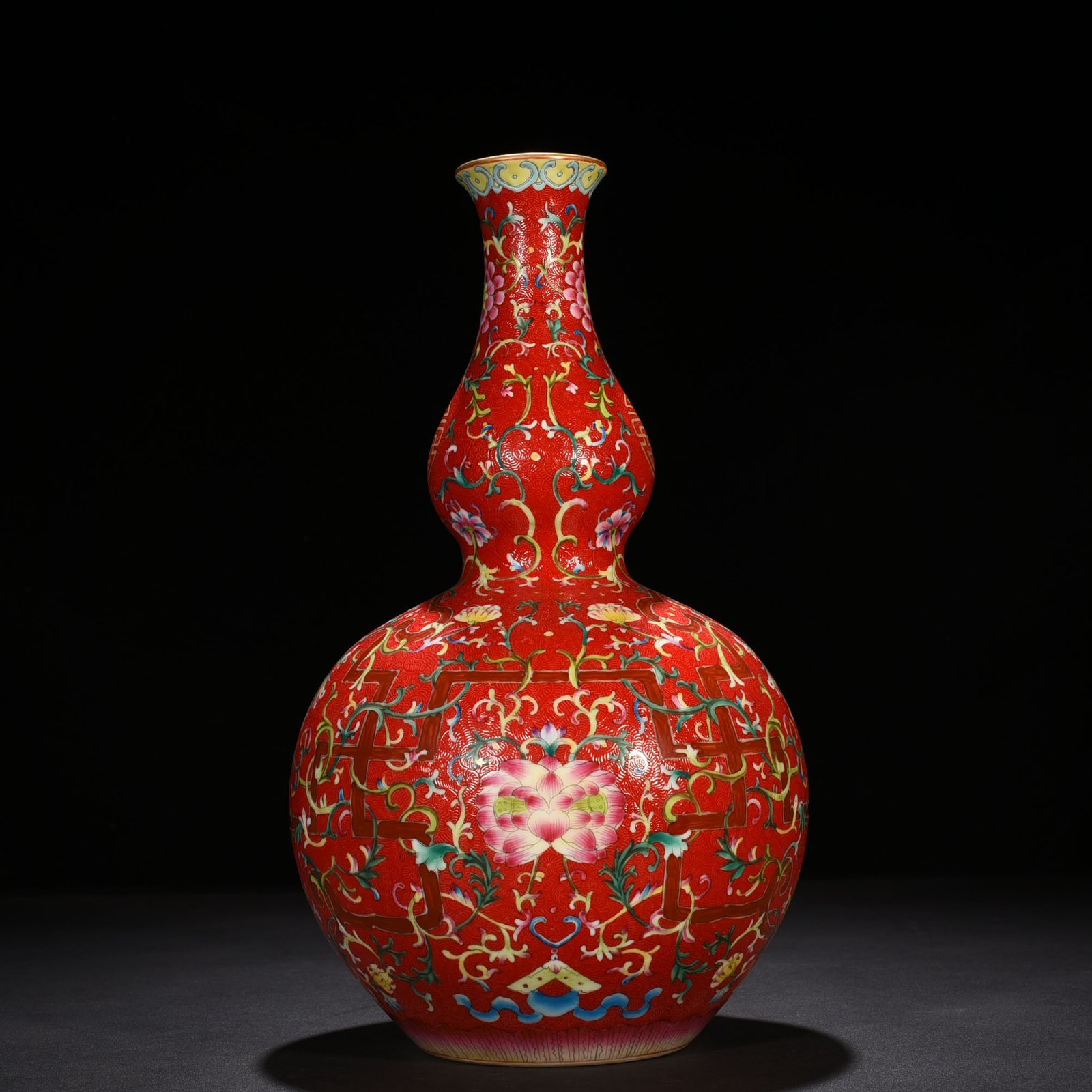Qing Dynasty Qianlong rolling red ground pastel gourd vase