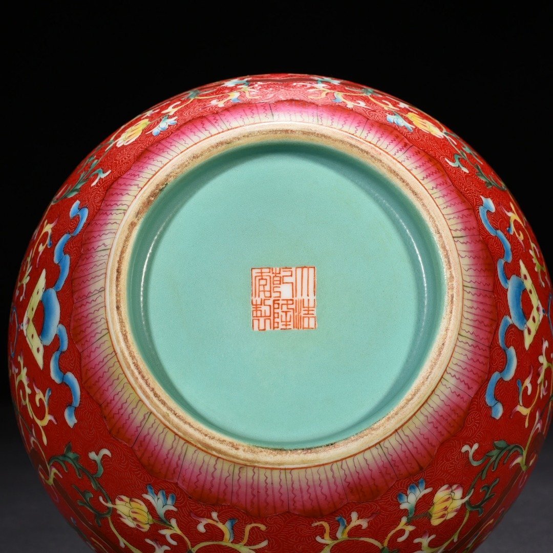 Qing Dynasty Qianlong rolling red ground pastel gourd vase