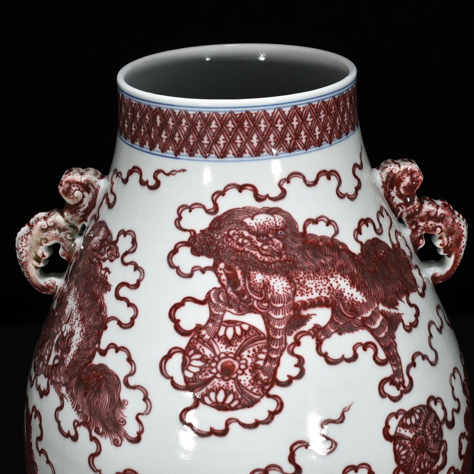 Qing Dynasty Qianlong underglaze red lion rolling hydrangea double-eared statue
