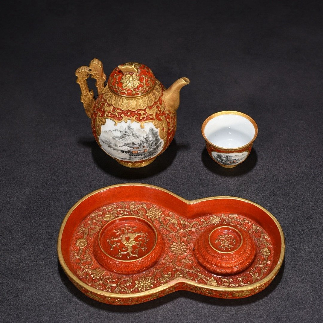 Qing Dynasty Qianlong carved alum red gilded window ink color landscape wine bottle