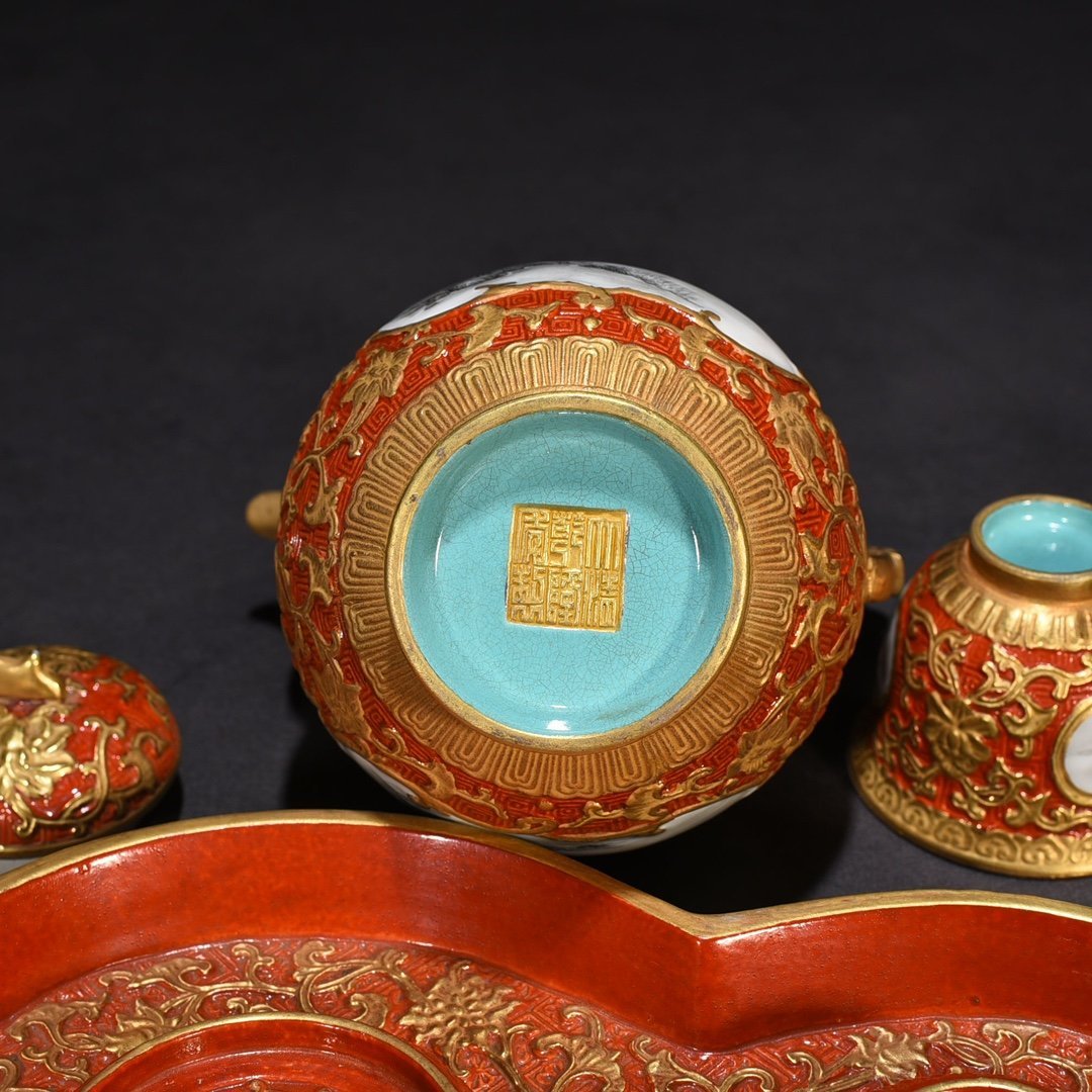Qing Dynasty Qianlong carved alum red gilded window ink color landscape wine bottle