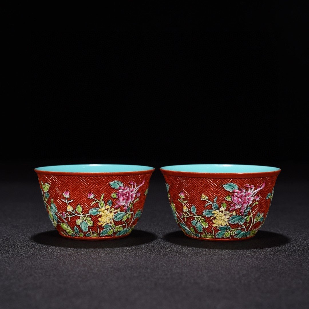 Qing Dynasty Qianlong carved pastel flower cylinder cup