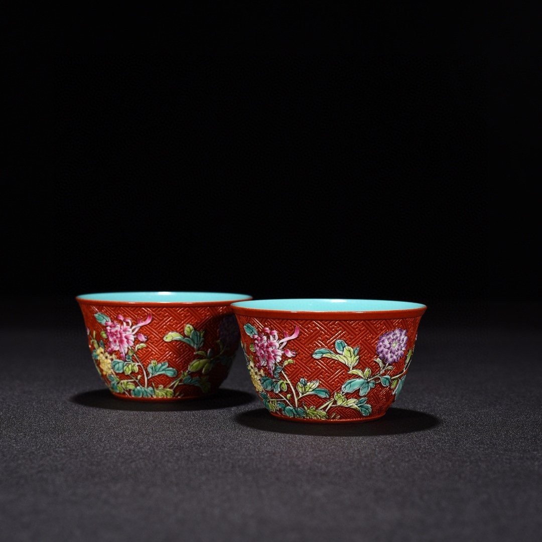 Qing Dynasty Qianlong carved pastel flower cylinder cup