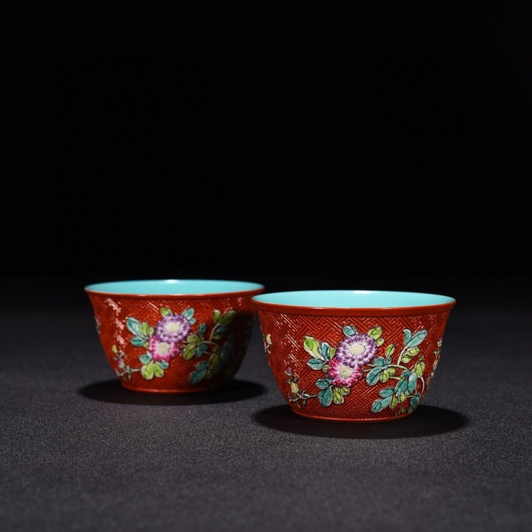 Qing Dynasty Qianlong carved pastel flower cylinder cup