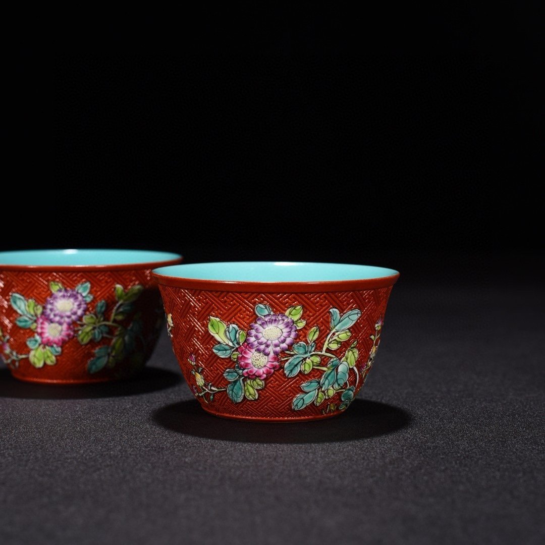 Qing Dynasty Qianlong carved pastel flower cylinder cup