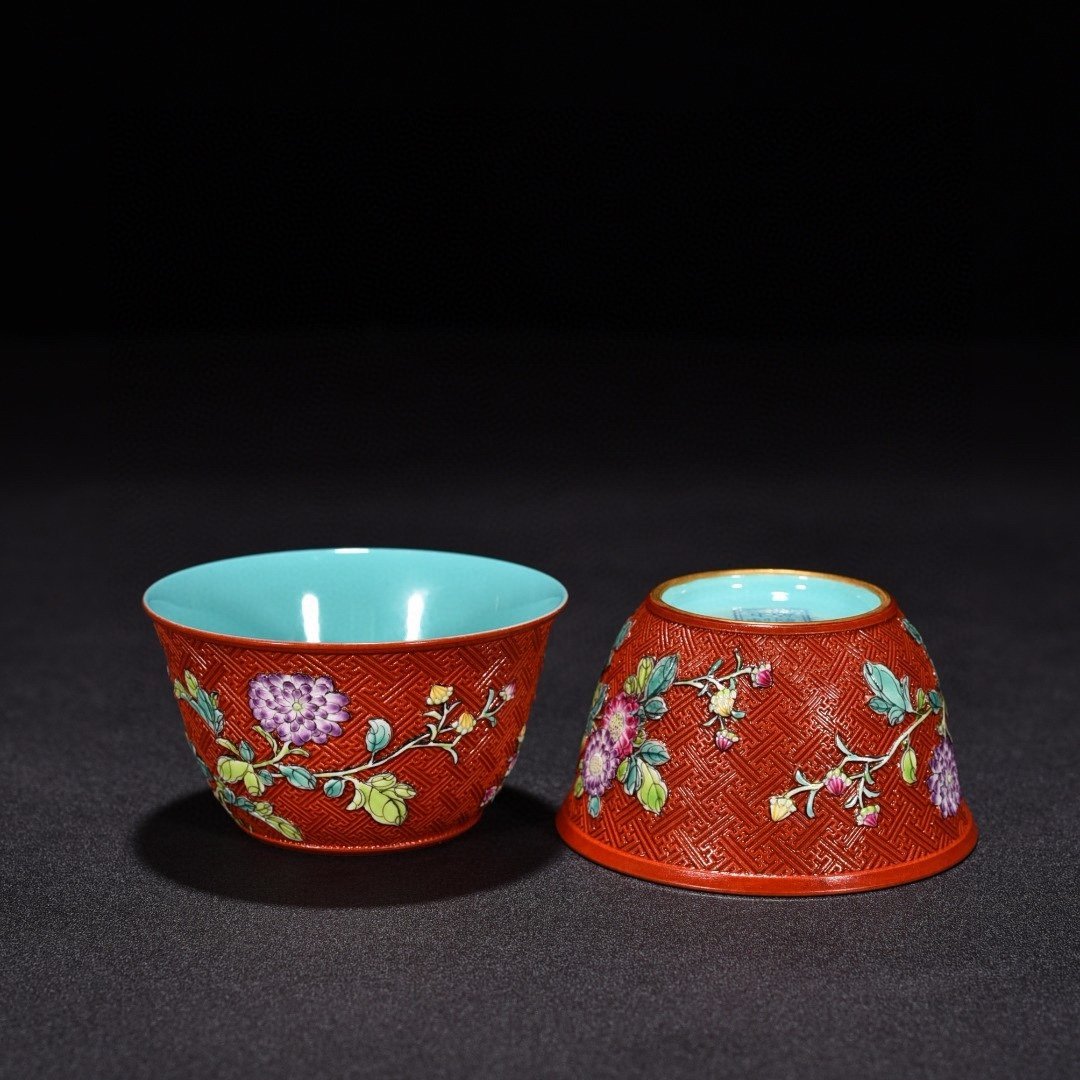 Qing Dynasty Qianlong carved pastel flower cylinder cup