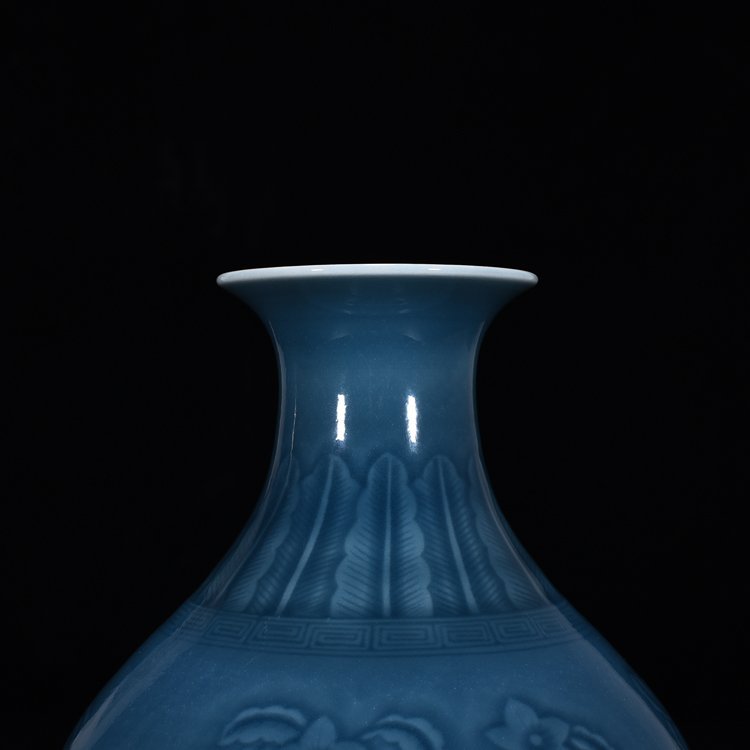Qing Dynasty Qianlong Ji blue glaze carved flower and fruit jade pot spring vase