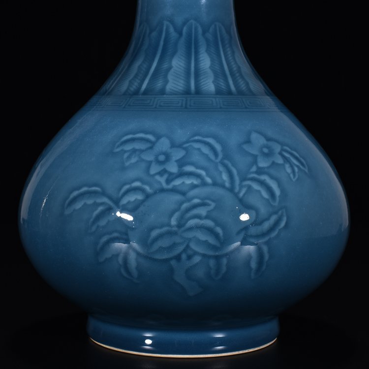 Qing Dynasty Qianlong Ji blue glaze carved flower and fruit jade pot spring vase