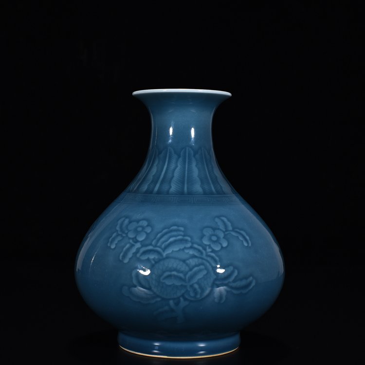 Qing Dynasty Qianlong Ji blue glaze carved flower and fruit jade pot spring vase