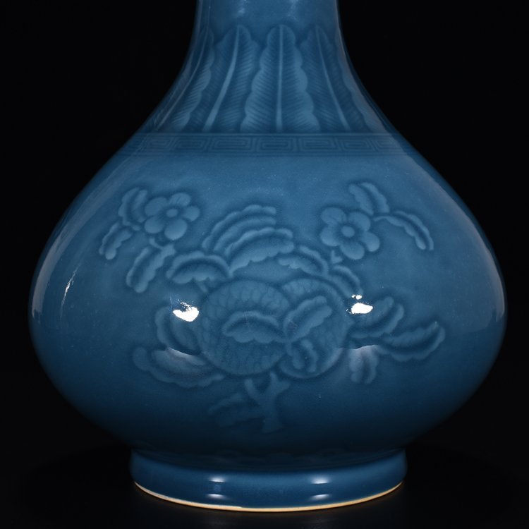 Qing Dynasty Qianlong Ji blue glaze carved flower and fruit jade pot spring vase
