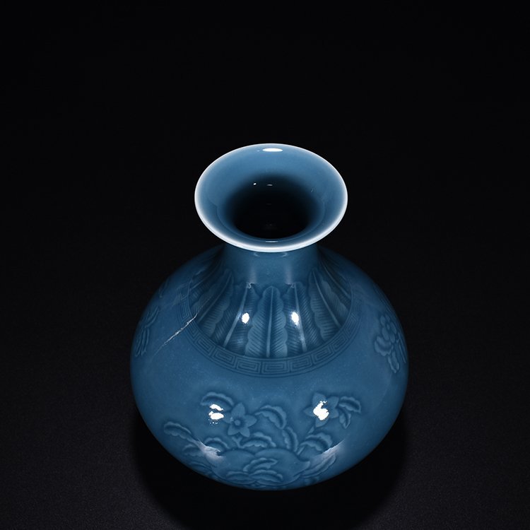 Qing Dynasty Qianlong Ji blue glaze carved flower and fruit jade pot spring vase