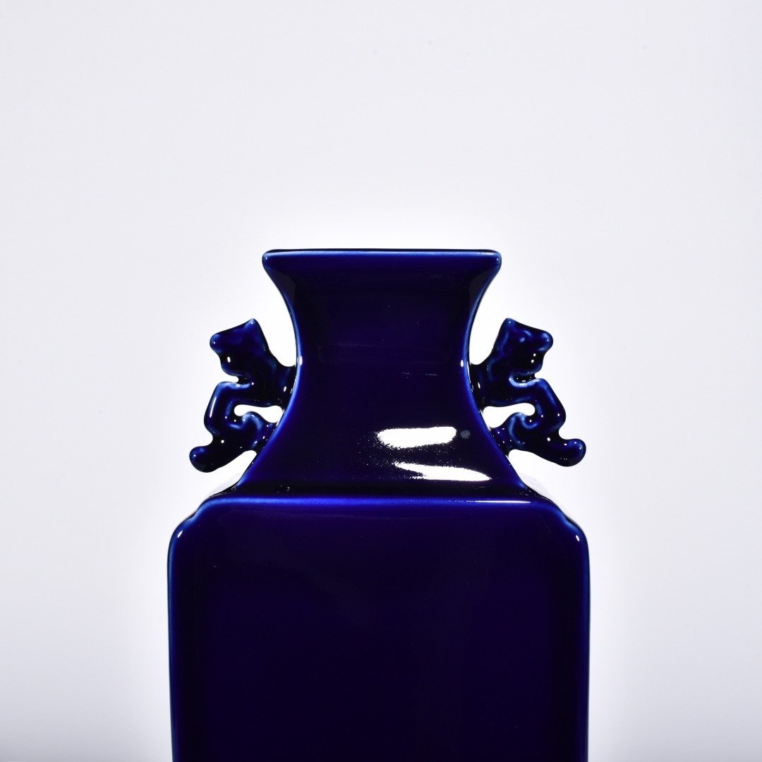 Qing Dynasty Qianlong Ji blue glaze amphorae flat bottle