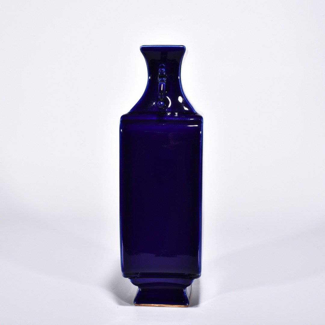 Qing Dynasty Qianlong Ji blue glaze amphorae flat bottle