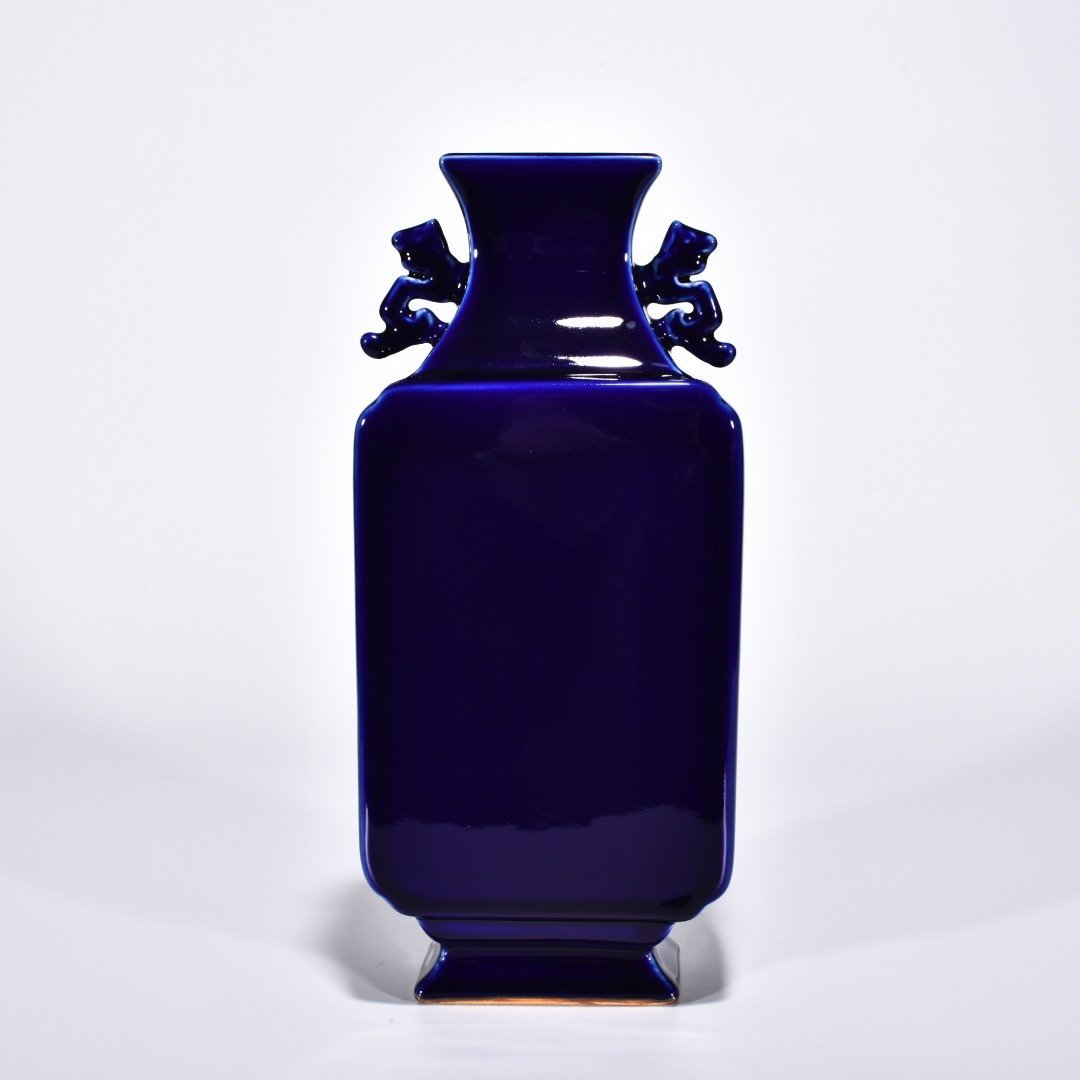 Qing Dynasty Qianlong Ji blue glaze amphorae flat bottle