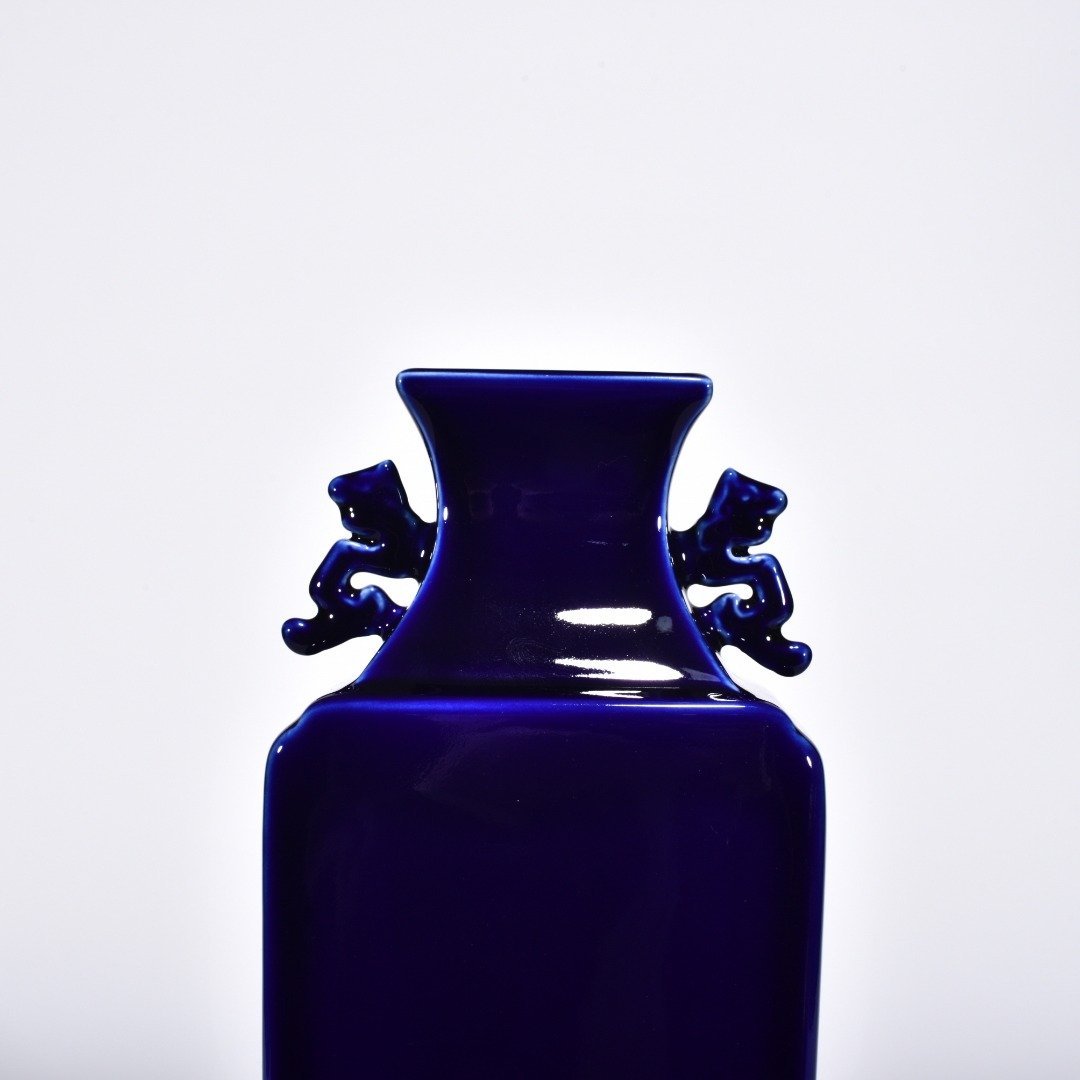 Qing Dynasty Qianlong Ji blue glaze amphorae flat bottle