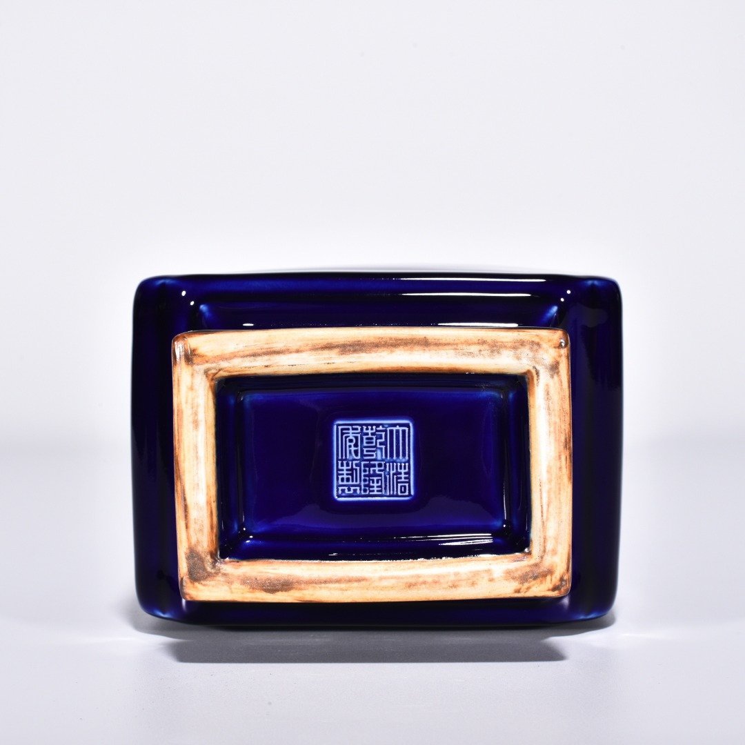 Qing Dynasty Qianlong Ji blue glaze amphorae flat bottle