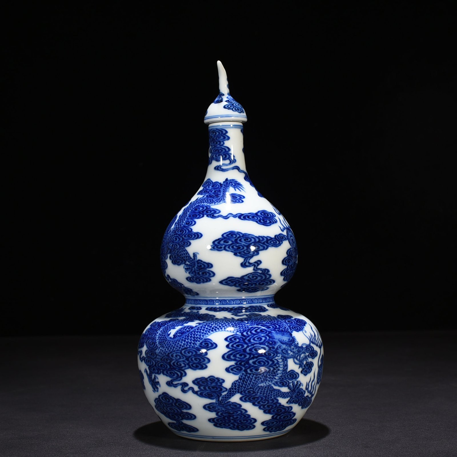 Qing Dynasty Qianlong blue and white gourd vase with cloud and dragon
