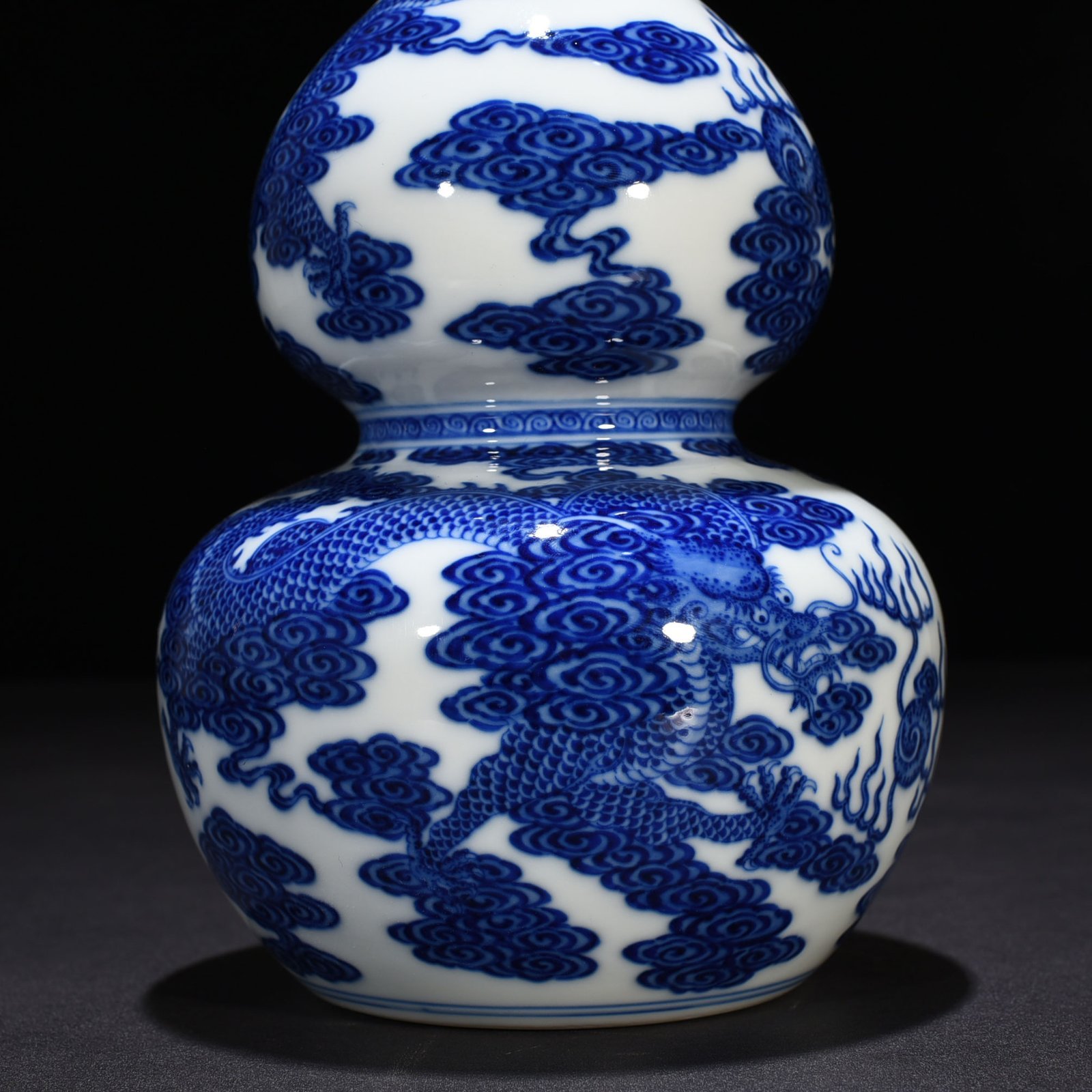Qing Dynasty Qianlong blue and white gourd vase with cloud and dragon