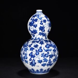 Qing Dynasty Qianlong Blue and white gourd vase