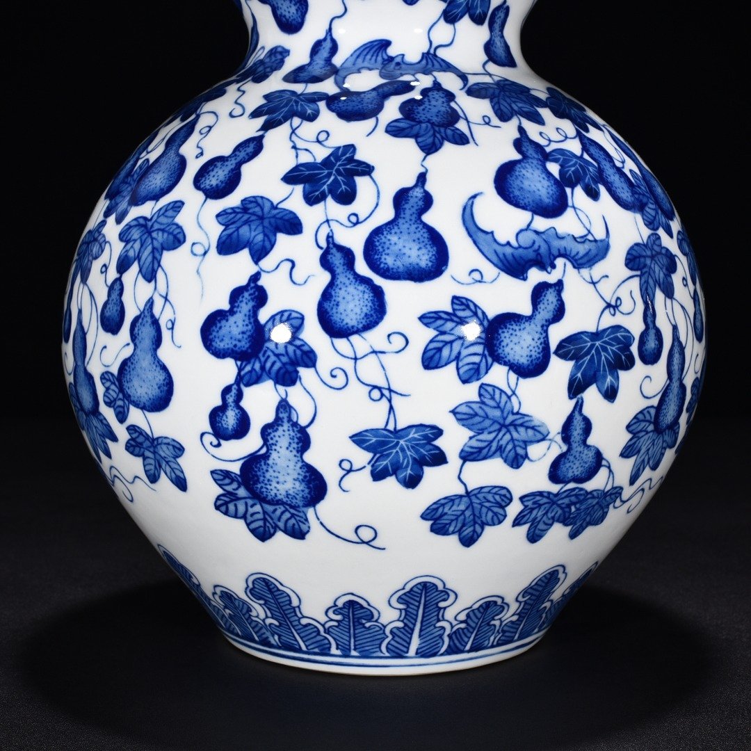 Qing Dynasty Qianlong Blue and white gourd vase