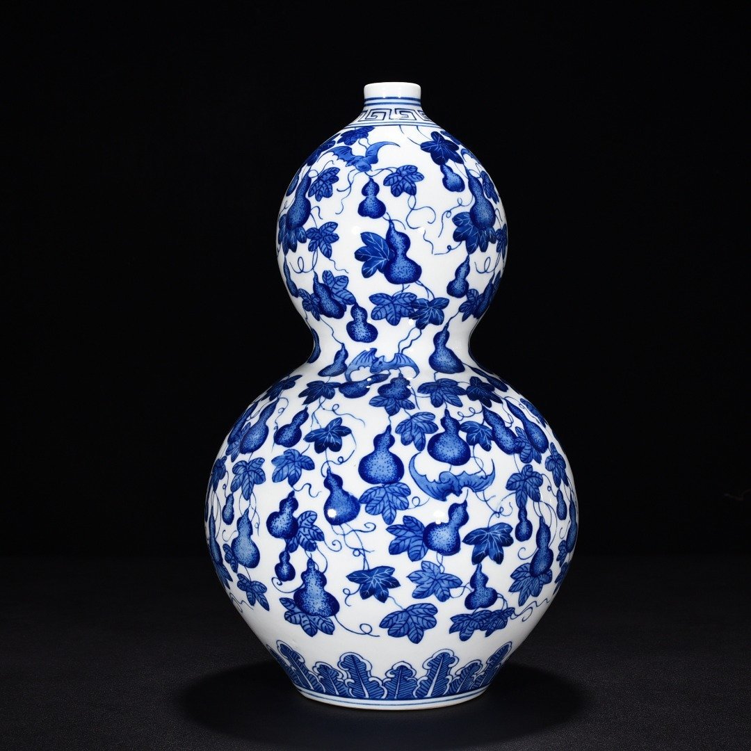 Qing Dynasty Qianlong Blue and white gourd vase