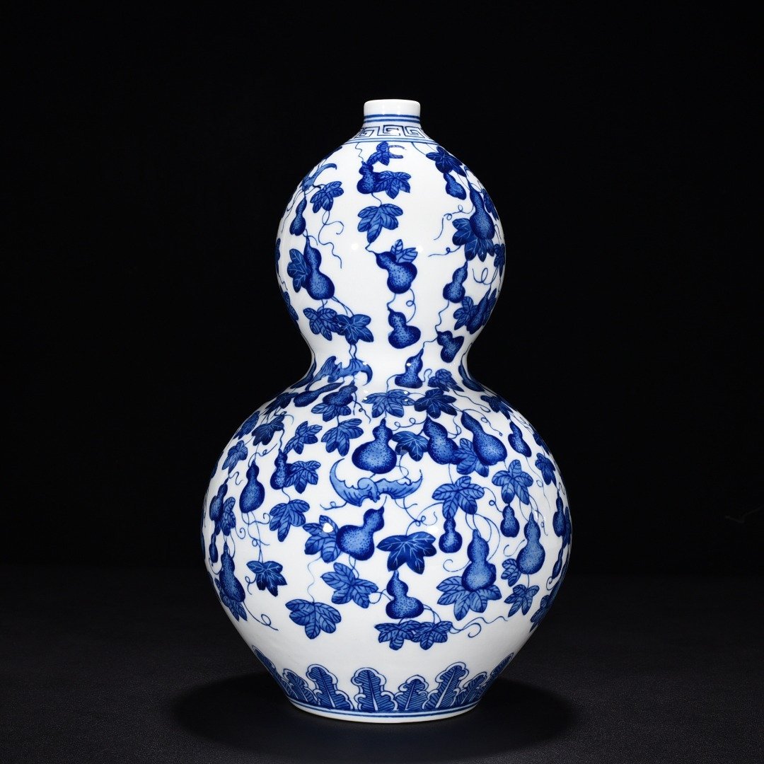 Qing Dynasty Qianlong Blue and white gourd vase