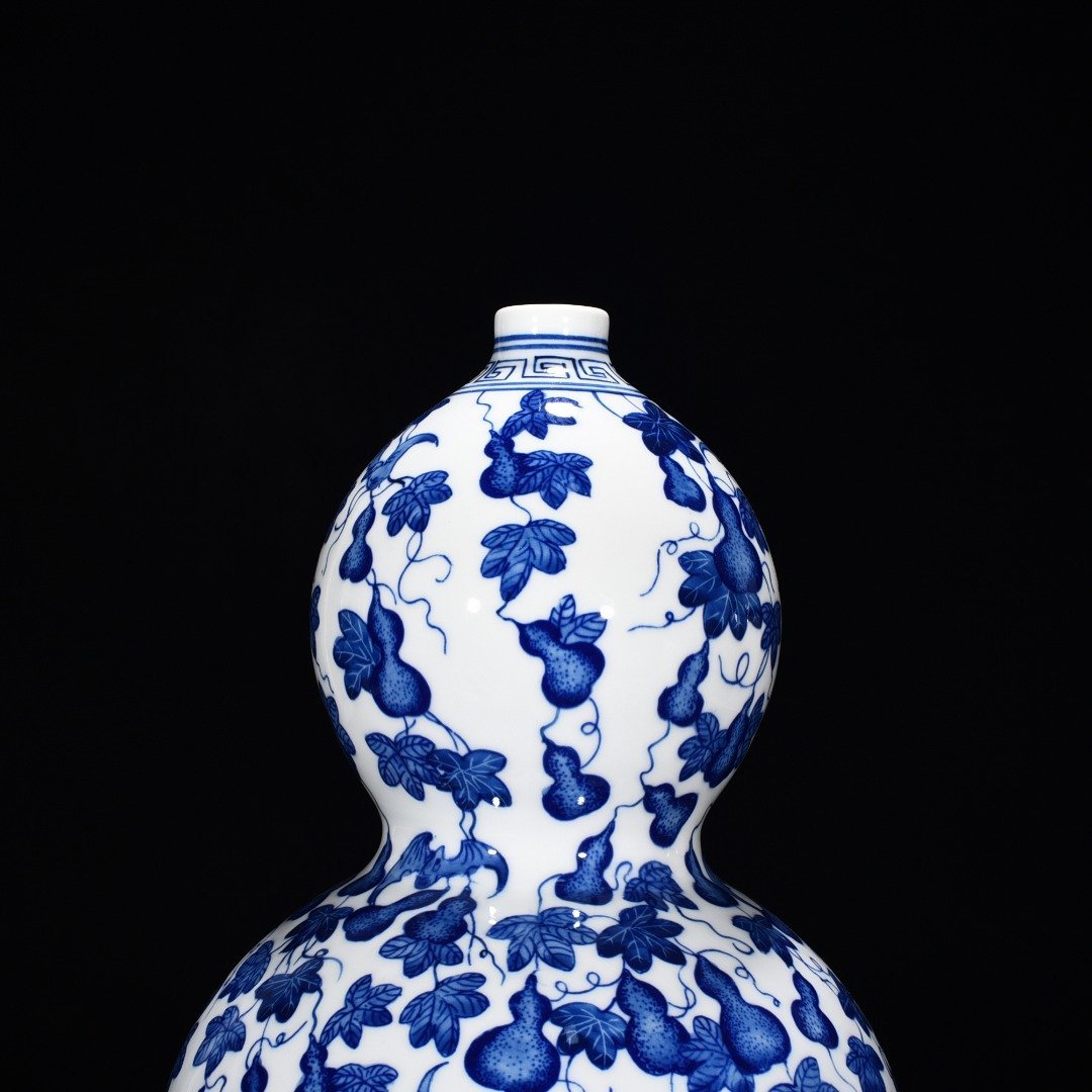 Qing Dynasty Qianlong Blue and white gourd vase