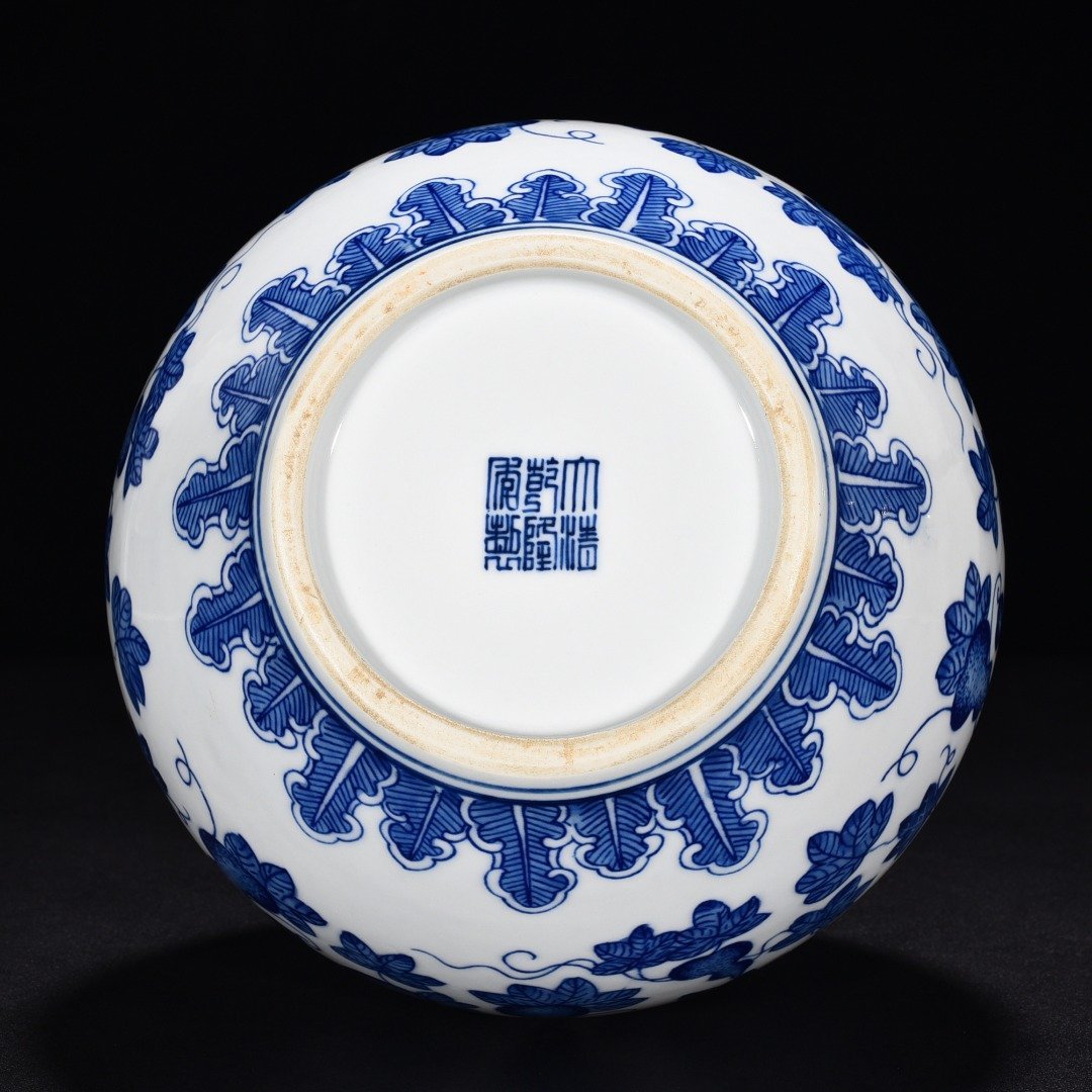 Qing Dynasty Qianlong Blue and white gourd vase