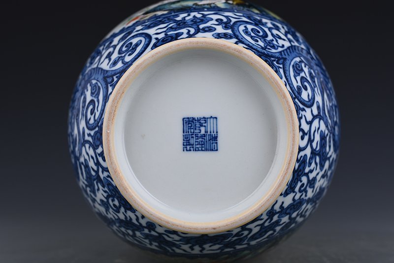 Qing Dynasty Qianlong blue and white blooming pastel pine and crane longevity ear-shaped vase