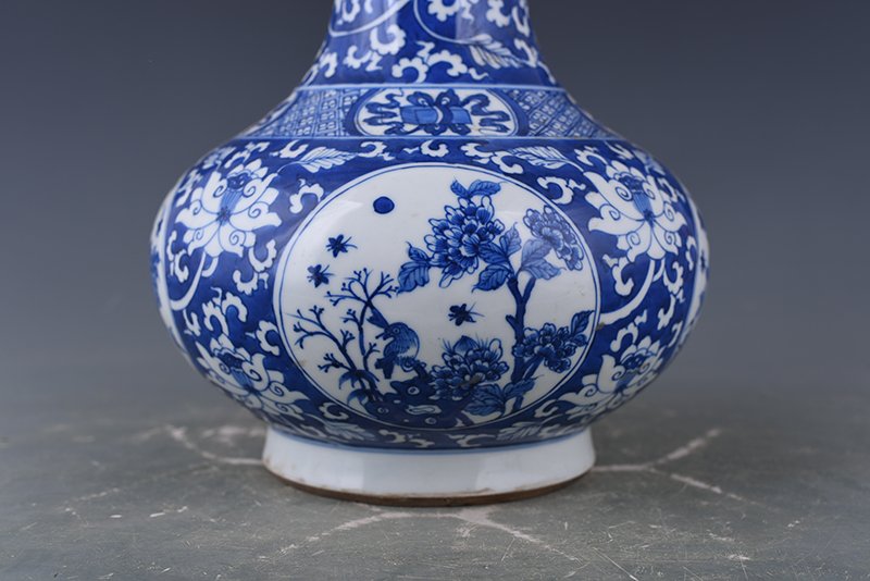 Qing Dynasty Qianlong blue and white flower and bird vase