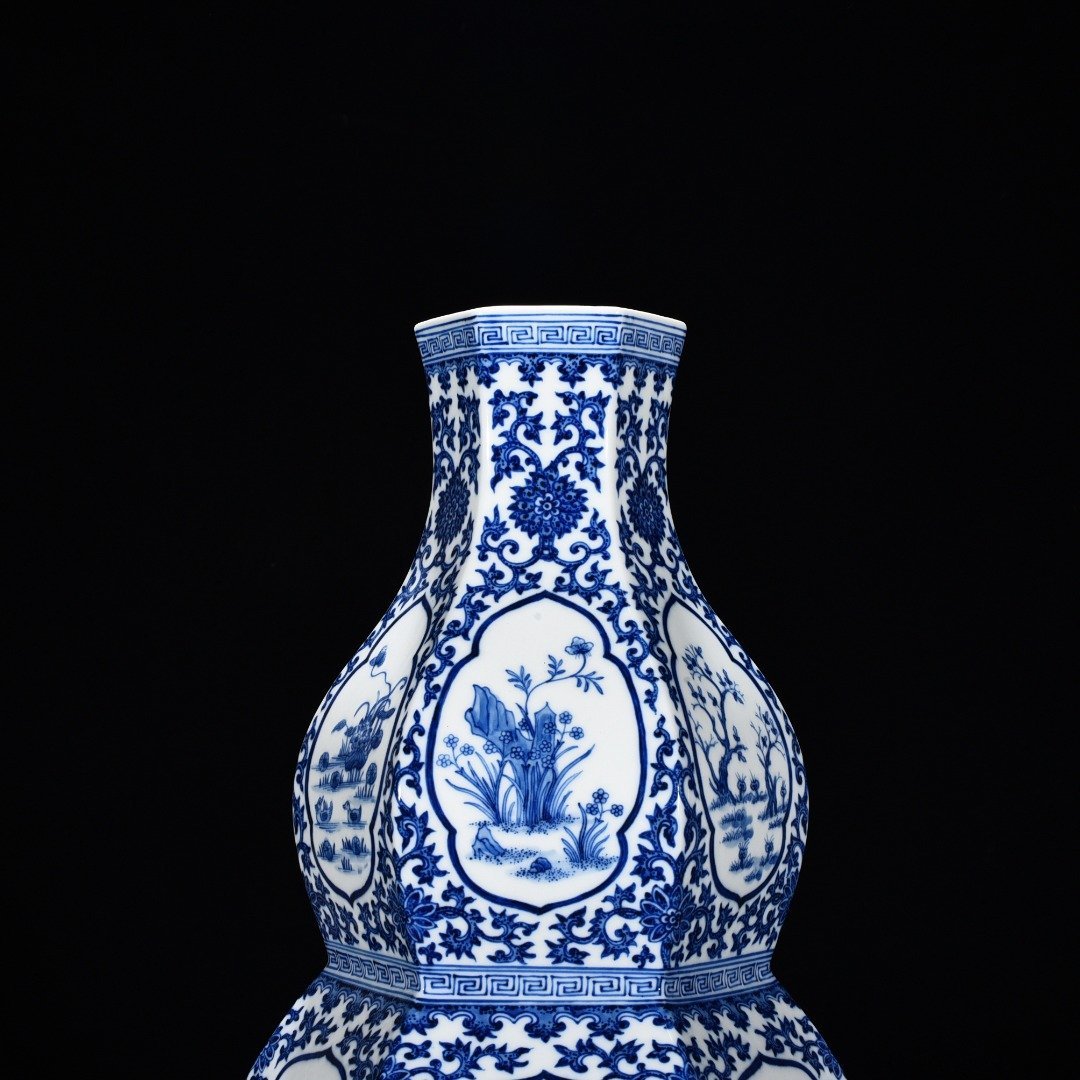 Qing Dynasty Qianlong blue and white windowed gourd vase